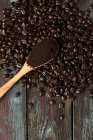 Крупним планом знімок смажених і мелених кавових зерен — стокове фото