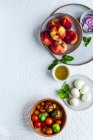 Персики, помидоры и моцарелла — стоковое фото