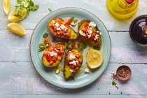 Gefüllte Avocados mit Tomatensalat und Feta — Stockfoto