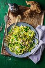 Zucchini spaghetti with feta and peas — Stock Photo