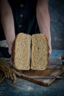 Gros plan de délicieux pain au levain frais — Photo de stock