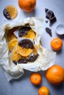 Fatias de laranja cristalizadas com cobertura de chocolate — Fotografia de Stock