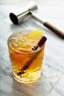 Apple cider old fashioned with cinnamon stick and apple slices in glass — Stock Photo