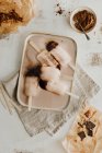 Bastoncini di gelato al cioccolato e caramello fatti in casa — Foto stock