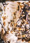 Blechdach-Eis Erdnüsse Karamell-Schokolade — Stockfoto
