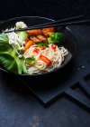 Ramen com tofu, cogumelos e legumes — Fotografia de Stock