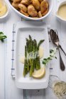 Grüner Spargel vom Grill mit veganer Sauce Hollandaise mit Mini-Bratkartoffeln — Stockfoto