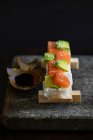 Sushi mit Lachs und Avocado (Japan)) — Stockfoto
