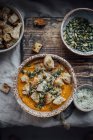 Kürbissuppe mit Karotten, Paprika, Zucchini, Zwiebeln und Knoblauch — Stockfoto