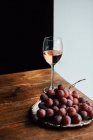 Крупный план восхитительного розового вина в стакане — стоковое фото