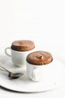 Крупный план вкусного шоколадного суфле в чашках — стоковое фото