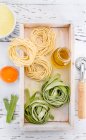 Домашня зроблена спагетті і зелена тальятелла — стокове фото