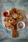 Swedish puff pastry with strawberry jam - foto de stock