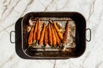 Gebratene Karotten mit Knoblauch — Stockfoto