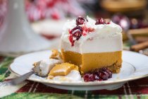 Weihnachtskürbis und Preiselbeermousse-Kuchen — Stockfoto