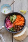 Taco Zutaten - Karotten, Avocado, Rindfleisch, Tortillas, Limetten, saure Sahne — Stockfoto