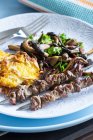 Гриби Порчіні з ягнячими шампурами та картопляними млинцями — стокове фото