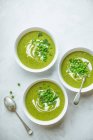 Spring peas and mint soup with sour cream — Stock Photo