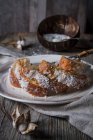 Pezzi di torta al cocco glassato con cocco grattugiato — Foto stock