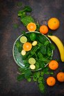 Ingredienti per un frullato di banana al limone agli spinaci — Foto stock