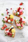 Пирожные в форме сердца с безе, ягодами и мини-макаронами — стоковое фото