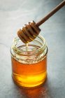 Miel dans un bocal gros plan — Photo de stock
