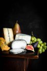 Käseauswahl mit Trauben, Feigen und Birnen — Stockfoto