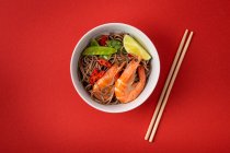 Азиатский жарить соба лапша с креветками, овощи, зеленый горох, красный перец — стоковое фото
