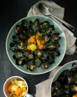 Moules in vegetable wine sauce — Stock Photo