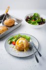 Primo piano di deliziosa patata al forno con insalata — Foto stock