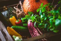 Frisches Gemüse und Obst auf einem Holztisch — Stockfoto