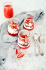 Small desserts with yogurt strawberry mousse and chocolate glaze — Fotografia de Stock