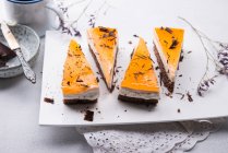 Mangue végétalienne et gâteau de quark aux fruits de la passion avec une base de chocolat — Photo de stock