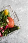 Vegetable in einem Drahtkorb — Stockfoto