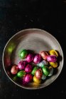 Шоколадні яйця, загорнуті в яскраву фольгу — стокове фото