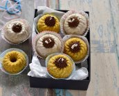 Mini-veganer Kürbis und orangefarbene Bundt-Kuchen mit Earl Grey-Schokoladencreme — Stockfoto