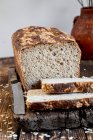 Pane tostato fatto in casa servito su tavola di legno — Foto stock