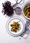 Vegane Süßkartoffelnudeln mit Spinat und Walnüssen — Stockfoto