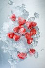 Primo piano di deliziose fragole congelate con cubetti di ghiaccio — Foto stock