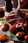 Crispy pork knuckle with baked potato and black beer - foto de stock