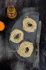 Nahaufnahme köstlicher hausgemachter frischer Spaghetti — Stockfoto