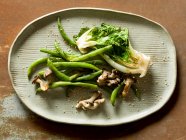 Haricots verts avec laitue poêlée et champignons — Photo de stock