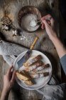 Espolvorear trozos de pastel de coco glaseado con coco rallado - foto de stock