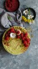 Veganer roher Cashewkuchen mit Beeren, Kokosbutter und Kokosmilch und Basis aus Mandeln, Datteln und Himbeeren — Stockfoto