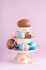 Центральная композиция фарфора, красочные пасхальные яйца и шоколадные яйца — стоковое фото