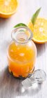 Xarope de laranja caseiro com frutas frescas — Fotografia de Stock