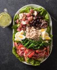 Primer plano de Salada Clásica Nicoise - foto de stock