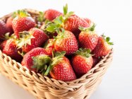 Primer plano de deliciosas fresas en una cesta - foto de stock