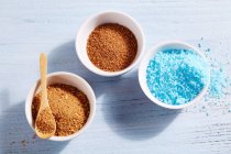 Различные сахарные смеси в мисках — стоковое фото