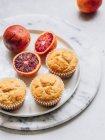 Muffins de naranja sangre con pasas - foto de stock